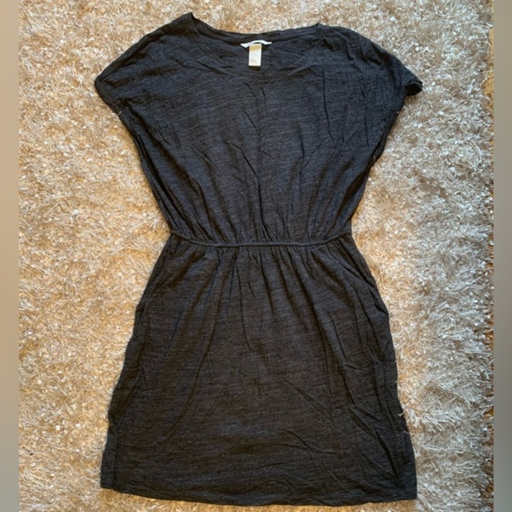 H&M dress with side pockets, stretch waist. Sz S